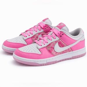 LIKE NEW: Nike Dunk Lo Sneakers